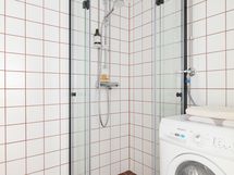 Kylpyhuone, juuri remontoitu putkiremontin yhteydessä