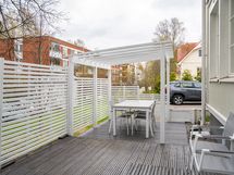 Alaterassilla on pergola
