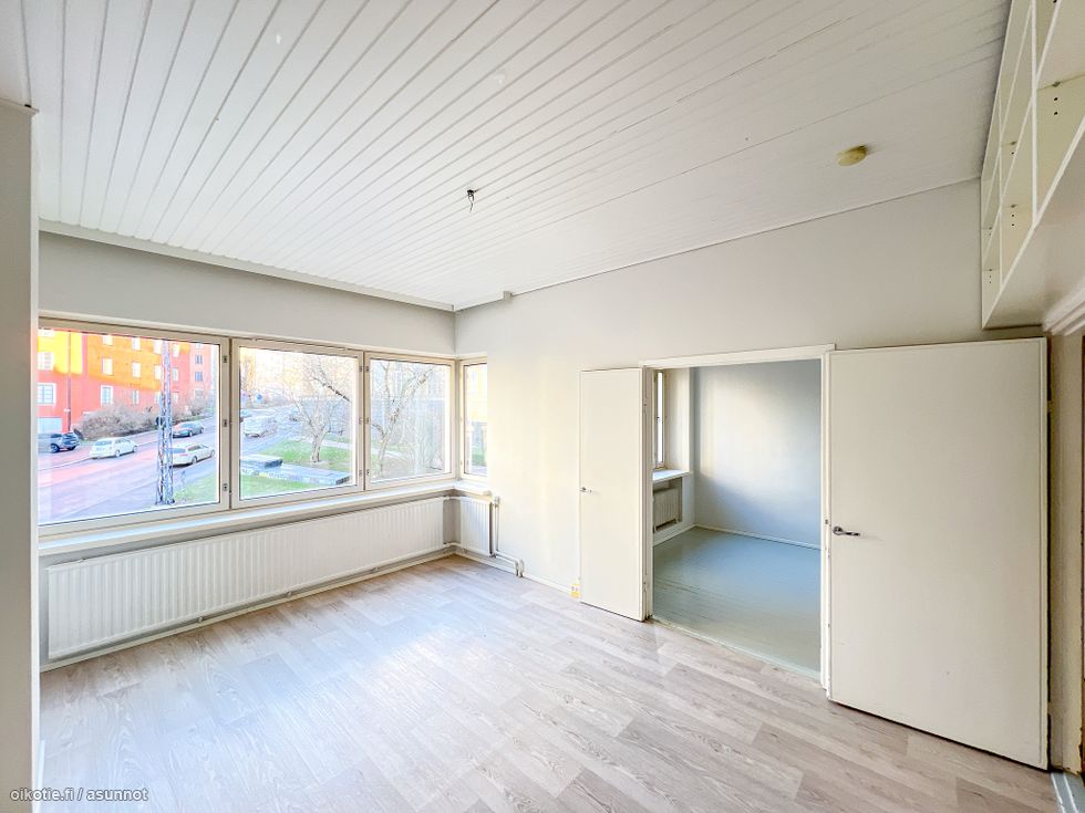 Tervetuloa tähän valoisaan kotiin! Olohuoneen ja makuuhuoneen jakaa pariovi.
