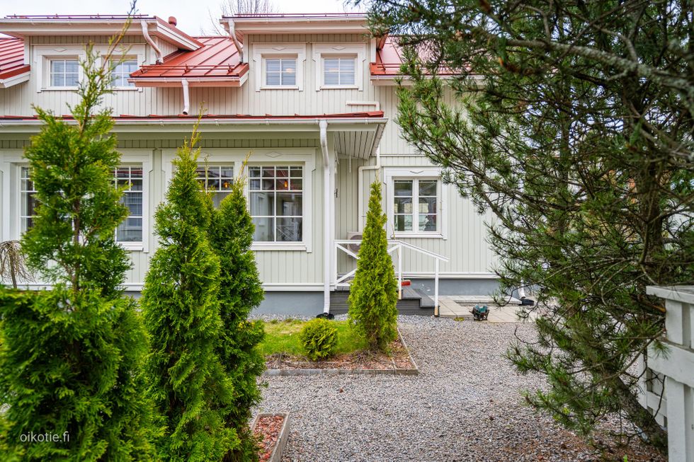 Etujulkisivu sisäpihalta kuvattuna