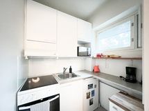 Kodin keittokomerossa on myös ikkuna tuomaan valoa.