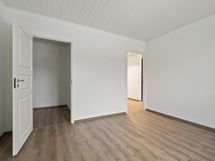 Toisen makuuhuoneen yhteydessä on vaatehuone.