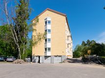 Taloyhtiö seisoo vuokratontilla päättyvän tien päässä kallion huipulla.