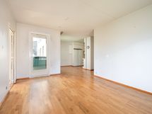 Olohuoneesta näkymä keittiöön ja ruokailutilaan.