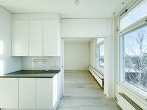 Keittiö on siisti ja sijoittuu käytännöllisti asunnon keskelle