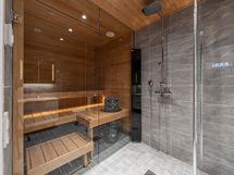 Kylpyhuone yläkerta ja sauna