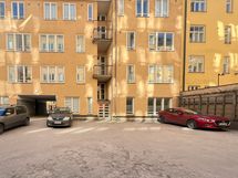 Suljettu sisäpiha takaa asumisrauhan.