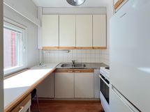 Keittokomerossa on hyvin työtasoja ja sekä jääkaappi että sähköliesi on juuri uusittu.