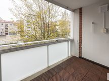 Lasitetulla parvekkeella on hienosti tilaa