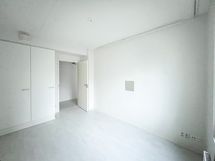 Makuuhuoneessa kivasti kaappitilaa ja näkymät avautuvat pohjoiseen päin.