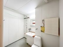 Kylpyhuoneessa on pyykinpesukoneliitäntä.