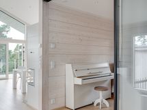 Yksi huoneista lasiovilla ja sisäverholla