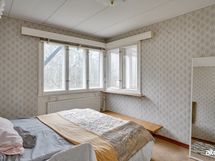 Alakerran makuuhuone 2.