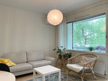 Näkymä eteisen suunnasta olohuoneeseen, jossa on myös ilmalämpöpumppu