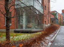 Asunnon lasitettu terassiparveke pihalta päin nähtynä.