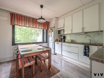 Keittiö on toimiva, laskutilaa on hyvin, sekä tilaa isollekin ruokapöydälle