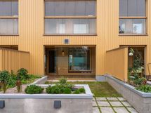 Valokuva asunnosta C 51 - lasitettu terassi sekä istutusaltain rajattu asuntopiha.