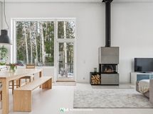 Olohuoneen suuri ikkuna kuin maisemataulu keskuspuistoon