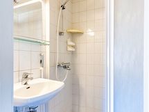Yläkerran kylpyhuone wc:llä