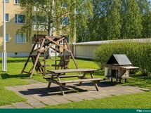 Sisäpihalla on grilllipaikka ja keinu.