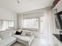 Kulkuyhteys parvekkeelle on olohuoneesta.