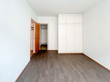 Makuuhuoneessa on säilytystilaa niin kaapeissa kuin vaatehuoneessakin.