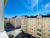 Näkymä etelän suuntaan ylimmästä kerroksesta. Vilkas Vaasankatu on alapuolellasi