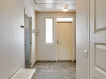Kodinhoitohuoneen yhteydessä vaatehuone/tekninen tila.