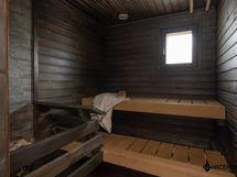 Ikkunallinen sauna.