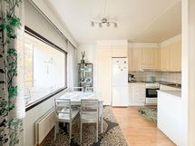 Valoisa ja viihtyisä koti, joka hurmaa kodikkuudellaan ja toimivalla pohjaratkaisullaan.