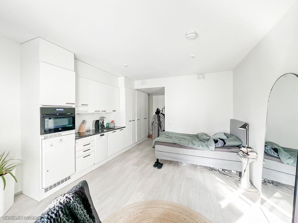 Tyylikäs ylimmän 6. kerroksen koti läheltä Tuomarilan juna-asemaa!