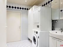 Yläkerran kodinhoitohuone/kylpyhuone