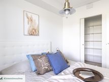 Makuuhuoneen yhteydessä on vaatehuone