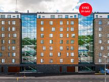 Moderni ja viihtyisä talo sijaitsee erinomaisella paikalla lähellä Verkahovin historiallista tehdasrakennusta, jokirantaa ja Turun keskustaa.
