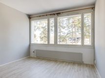Makuuhuoneesta  näkymä vehreälle sisäpihalle ja Tarmola omakotitaloalueelle