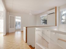 Ruokailutilasta pääsee kirjastoon