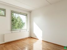 Makuuhuone. Säilytystila vaatehuoneessa.