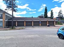 Julkisivua takapuolelta