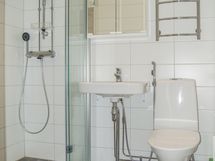 Kylpyhuone on remontoitu vuoden 2018 alussa putkiremontin yhteydessä
