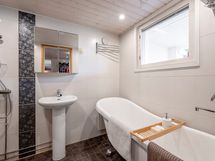 Alakerran kylpyhuone