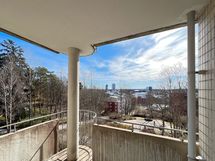 Eteläparvekkeelta avautuvat avarata näkymät etelään, Sellon suuntaan.