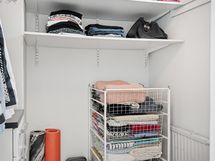 Vaatehuone jossa ikkuna