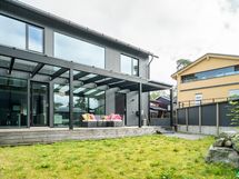 Piha-alue on kivan kokoinen, tilaa puutarhurille