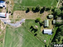Kesäinen ilmakuva, tilan rakennukset oikeassa laidassa