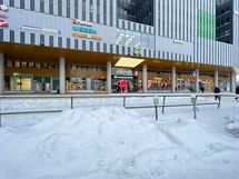 Kauppakeskus Dixi ja juna-asema parin minuutin kävelymatkan päässä.