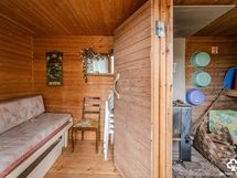 Purkukuntoinen saunarakennus