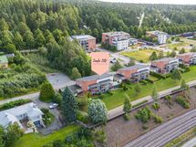 Asunto sijaitsee taloyhtiön Aulangon puoleisessa päädyssä