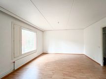 Tilava olohuone avokeittiön yhteydessä.