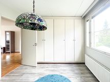 Säilytystilaa on makuuhuoneissa ja erillisessä vaatehuoneessa.