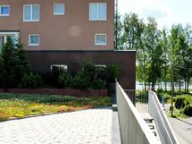 Näkymä sisäpihalta Vanajavedelle